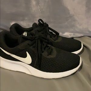 Nike Tanjun Black Sneakers Womens 6.5